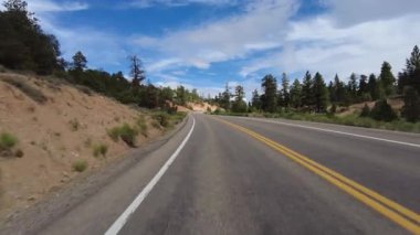 Sürücü plakalı Byway 12 W Red Canyon 02 Arka Manzara Utah Güneybatı ABD