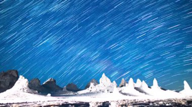 Kaliforniya 'da 24 mm Astrofotoğrafçılık Gecesi Gökyüzü Hızı' nda Trona Tepeleri Üzerinde Samanyolu Galaksisi 'nin Yıldız Yolları