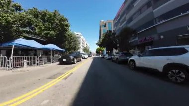 Los Angeles Şehir Merkezi. Küçük Tokyo 05 Ön Manzara. 2. Cadde, doğuya giden Kaliforniya plakalı araç.