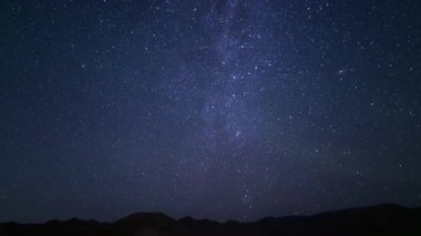 Perseid Meteor Yağmuru ve Hava Işıltısı Samanyolu Galaksisi 24 mm Kuzey Gökyüzü, Sierra Nevada Dağı, Kaliforniya ABD