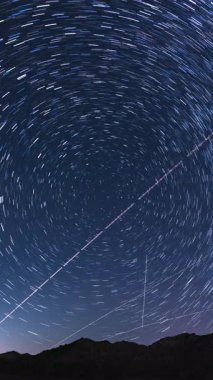 Kaliforniya 'da, Piramit Gölü' ndeki Astrofotoğrafçılık Hızı Üzerinde Ağustos Gecesi Yıldız İzleri