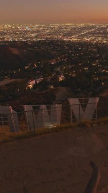 Hollywood, ABD - 3 Kasım 2024: Hollywood İşaret Tabelaları Günbatımını Gece Kenti Pan R California ABD