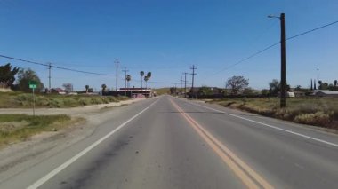 Güney Kaliforniya Kırsal Şehir McKittrick 04 Arka Görüş Otoyol 58 Batı ABD