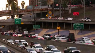 Los Angeles 'ın Günbatımı Zaman Süreleri Şehir Trafiği 110 Otobanda 100 mm Kaliforniya ABD