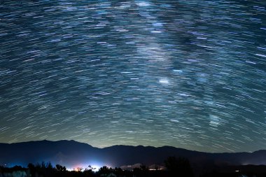 Samanyolu 'nun Yıldız Yolları Galaksisi 35mm' lik Güneydoğu Gökyüzü 'nde Sierra Nevada Dağları' nda Kaliforniya 'da Astrofotoğrafçılık