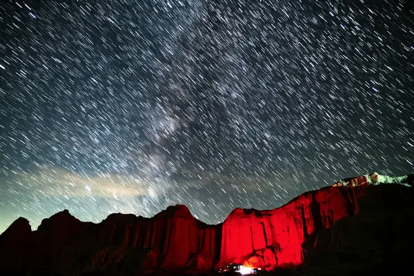 Samanyolu Galaksisi Yıldız Patikası, Mojave Çölü Kaliforniya 'daki Kamp Ateşi Kırmızı Kaya Kanyonu Astrofotografı' nda 24 mm.