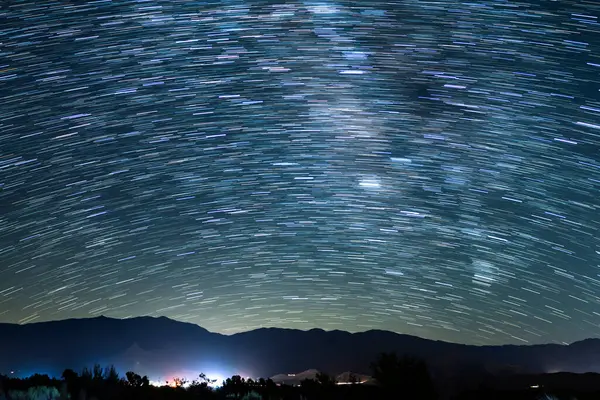Samanyolu 'nun Yıldız Yolları Galaksisi 35mm' lik Güneydoğu Gökyüzü 'nde Sierra Nevada Dağları' nda Kaliforniya 'da Astrofotoğrafçılık