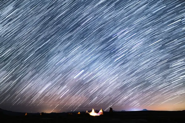 Samanyolu Galaksisinin Yıldız İzleri Güneydoğu Gökyüzünde 35 mm 'lik Mojave Çölü' nde yükseliyor. Kaliforniya 'da Astrofotoğrafçılık.