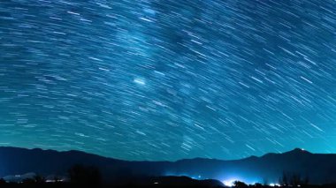 Samanyolu 'nun Yıldız Yolları Galaksisi 35mm Güney Gökyüzü' nde Sierra Nevada Dağları 'nda. Kaliforniya' da Astrofotografi Hızı: