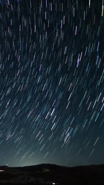 Dikey Çekim Mayıs Kutup Yıldızı İzleri Kızıl Kaya Kanyonu 'nun üzerindeki Kuzey Yıldızı. Kaliforniya' da Gece Gökyüzü Zamanı Hızı.