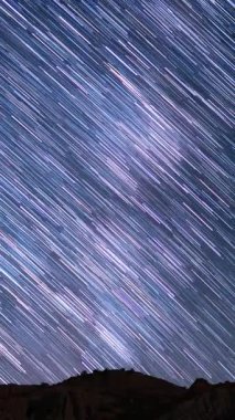 ABD 'de Kaliforniya' da Kanyon Astrofotografı Üzerinden Güneybatı Gökyüzünde Gök Gök Göktaşı Göktaşı Yağmuru Düşey Atış Yıldız İzleri