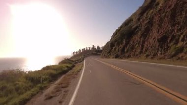 Big Sur Pasifik Sahil Otoyolu 3 Pfeiffer Eyalet Parkı 'ndan McWay Falls 09. Arka Görüş Multicam Sürücü Plakası Kaliforniya ABD