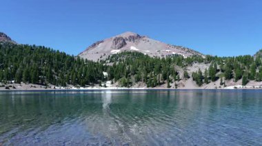 Lassen Tepesi 'nin Helen Gölü' ndeki yansımaları California 'da zaman aşımına uğradı