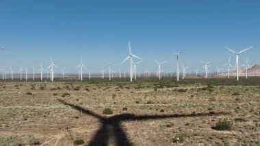 Mojave Rüzgârı Çiftliği Hava Çekimi Dolly Yörüngesi L California