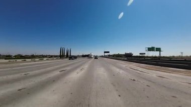 Stockton 5 Güney ve 205 Otoyol Kavşağı 01 Arka Görünüm Sürücü Plakası Kaliforniya ABD Ultra Geniş