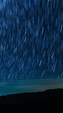 Kaliforniya 'da Bakersfield Astrofotoğrafçılığının Üzerinde Dikey Yıldız İzleri