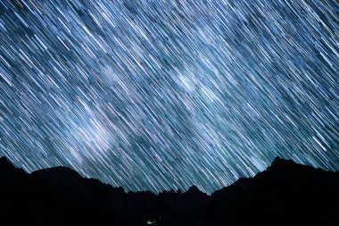 Samanyolu Galaksisinin Yıldız Yolları 50mm Güneybatı Batı Gökyüzü 'nde Whitney Tepesi üzerinde Kaliforniya' da Astrofotoğrafçılık