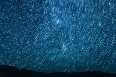 Kaliforniya 'daki Sierra Nevada Dağları üzerinde 35mm' lik Star Trails.