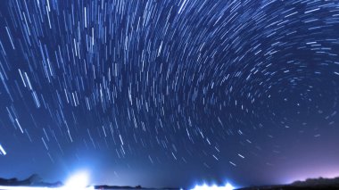 Geniş Astrofotograflı Evrenin Yıldız İzleri Gece Gökyüzü