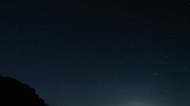 Yıldızlı Mayıs Kutup Yıldızı Kızıl Kaya Kanyonu 'nun üstünde Kaliforniya Zaman Süreleri Hızlandırılmış Astrofotoğrafçılık