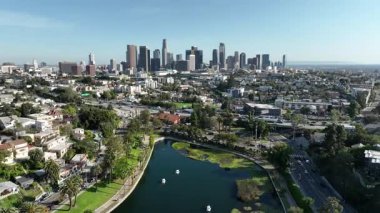 Los Angeles Şehir Merkezi ve Echo Park Havadan Uçuşuyla California Gölü üzerinden ABD
