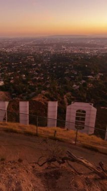 Hollywood, ABD - 3 Kasım 2024: Hollywood Tabelasının Dikey Panorama Çekimi Günbatımı Şehir Manzarası Pan L California ABD