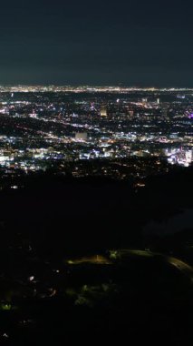Los Angeles Skyline ve Lake Hollywood Dikey Gece Süreleri Kaliforniya 'yı vurdu