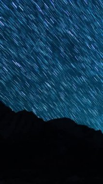 Samanyolu Galaksisi 'nin Dikey Çekimi ve Aquarids Meteor Yağmuru Güney-Batı Gökyüzü Whitney Tepesi Astrofotoğrafçılığının Üstü, ABD