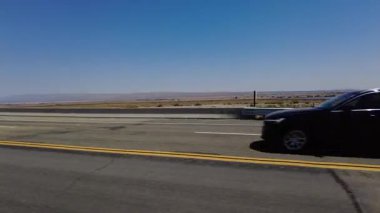 395 Sahne Byway Güney 5 Kızıl Kaya Kanyonu Mojave 06 3 Çeyrek Kameralı Araç Plakası Sierra Nevada California