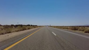 395 Sahne Byway Güney 5 Kızıl Kaya Kanyonu Mojave 10 Ön Manzara Çok Kameralı Araç Plakası Sierra Nevada California Dağı