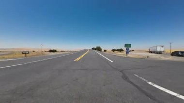 Orta Kaliforniya Gustine Otoyol Rampası 5 Güney 01 Ön Manzara Sürücü Plakası ABD Ultra Geniş Geniş