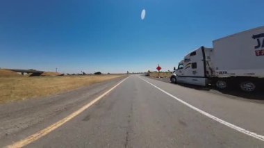 Orta Kaliforniya Gustine Otoyol Rampası 5 Güney 02 Ön Manzara Sürücü Plakası ABD Ultra Geniş Geniş