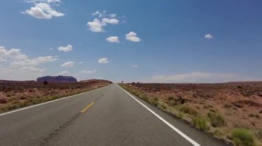 Monument Vadisi Yolu 'nun Hiperlapse Sürüşü 163 Güneye giden 08 Front View Arizona Utah Güneybatı ABD