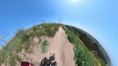 Kenneth Hahn Park Dağ Bisiklet Çiçekleri POV 03 Kaliforniya ABD