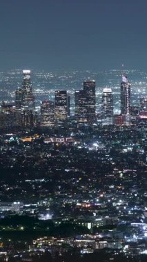 Hollywood, ABD - 3 Kasım 2024 Los Angeles Şehir Merkezi Gökdelenleri Hollywood Hills Gece Zoom 'undan Dikey Çekim Kaliforniya ABD