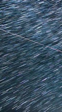 Kaliforniya 'da, Mojave Çölü Astrofotografı üzerinde Samanyolu Galaksisinin Dikey Yıldız İzleri Gece Gökyüzü Hızı