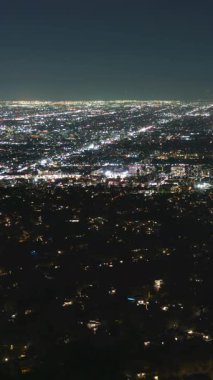 Los Angeles ve Hollywood 'un Batı Kaliforniya' daki Işık Izgaralarının Dikey Çekimi