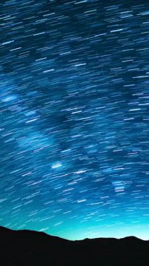 Dikey Samanyolu Galaksisi Yazın Yıldız Patikası Kızıl Kaya Kanyonu 'nun Üzerinde. Kaliforniya' da Gece Gökyüzü Zaman Çizelgesi.