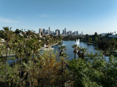 Los Angeles Yankı Parkı Palmiye Ağaçları ve Göl Havadan Vurulan Kaliforniya ABD