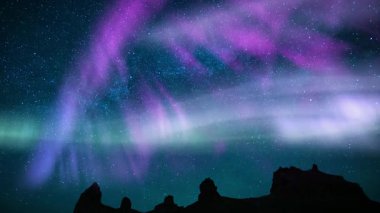 Aurora ve Meteor Yağmuru, Samanyolu Galaksisi 'nin Ortasında Kayaların Üzerindeki Zaman Hızı Dansı