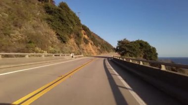 Big Sur Pasifik Sahil Otoyolu 4 McWay Şelalesi 'nden Big Creek Köprüsü 02 Ön Manzara Çok Kameralı Kaliforniya plakalı ABD