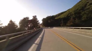 Big Sur Pasifik Sahil Otoyolu 4 McWay Şelalesi 'nden Big Creek Köprüsü 02 Arka Görüş Kaliforniya Çok Kameralı Araç Plakası ABD