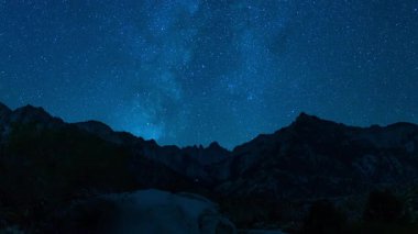 Delta Aquarids Meteor Duşu ve Samanyolu Galaksisi ve Gündoğumu 35 mm Batı Sky Dağı Whitney Tepeleri Mavi Sierra Nevada Kaliforniya ABD