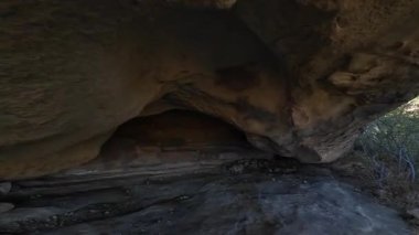 Hummingbird Tüneli Mağarası 'na Küçük Mağara' ya Girmek - Aksiyon Kamerası Simi Vadisi California ABD
