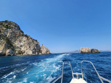 Yunanistan 'ın Zakynthos kentinin göz kamaştırıcı suları, kristal berrak mavi denizler ve görkemli uçurumlarla çevrili, doğal güzelliğin unutulmaz bir deneyimini yaratıyor..