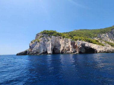 Yunanistan 'ın Zakynthos kentinin göz kamaştırıcı suları, kristal berrak mavi denizler ve görkemli uçurumlarla çevrili, doğal güzelliğin unutulmaz bir deneyimini yaratıyor..