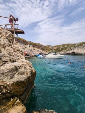 Yunanistan 'ın Zakynthos kentinin göz kamaştırıcı suları, kristal berrak mavi denizler ve görkemli uçurumlarla çevrili, doğal güzelliğin unutulmaz bir deneyimini yaratıyor..