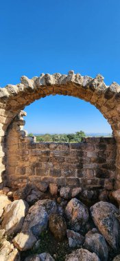 Roma mimarisinin bir vasiyeti olan Caesarea 'nın antik kalıntıları, Akdeniz kıyısı boyunca güzelce yerleştirilmiş iyi korunmuş amfitiyatrolar, su kemerleri ve mozaik zeminler içeriyor..