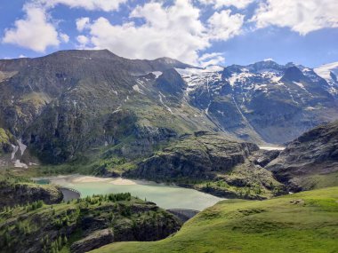 Avusturya 'nın Salzburg kentindeki el değmemiş bir gölü çevreleyen yeşil dağların çarpıcı manzarası. Bu rüya gibi manzara huzurlu, büyüleyici bir kaçış sunuyor, sanki gizli bir cennet gibi..