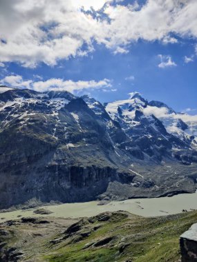 Avusturya 'nın Salzburg kentindeki el değmemiş bir gölü çevreleyen yeşil dağların çarpıcı manzarası. Bu rüya gibi manzara huzurlu, büyüleyici bir kaçış sunuyor, sanki gizli bir cennet gibi..